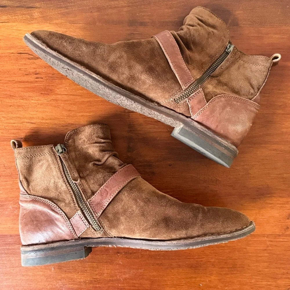 Trask Naomi suede brown leather ankle boots, buckles, & vibram soles sz 9.5